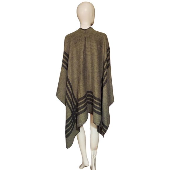 BB Dakota X Fab Fit Fun Reversible Striped Poncho/Wrap - Picture 8 of 16